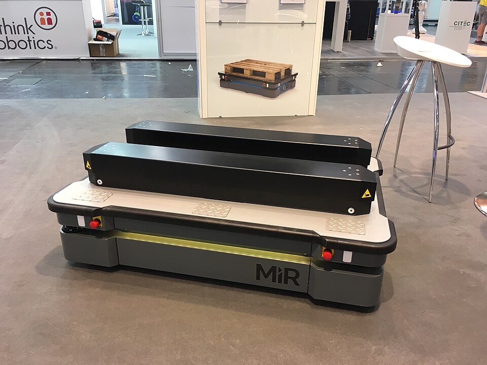Robot AMR MiR500 transportant material en un entorn industrial